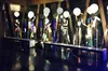 Art installation Femme: 16 sculptures covered in golden paint. — detail photo 14