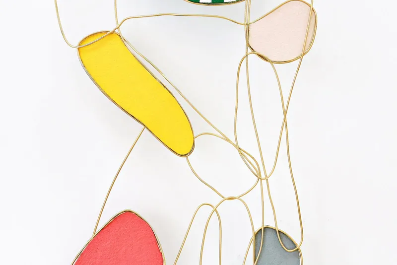 Art installation Femme: 16 sculptures covered in golden paint. — detail photo 16