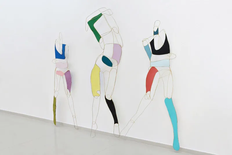 Art installation Femme: 16 sculptures covered in golden paint. — detail photo 17
