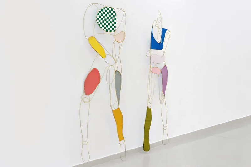 Art installation Femme: 16 sculptures covered in golden paint. — detail photo 18