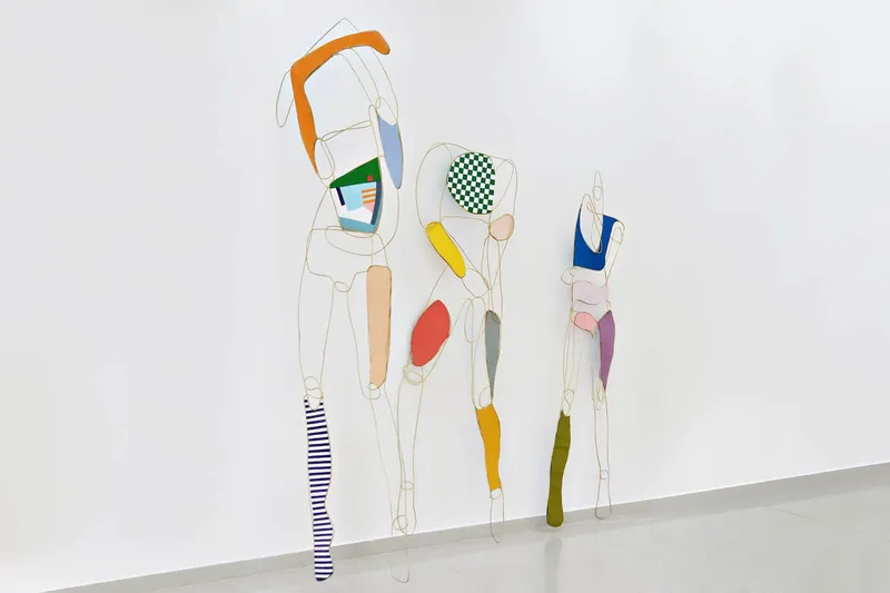 Art installation Femme: 16 sculptures covered in golden paint. — detail photo 20