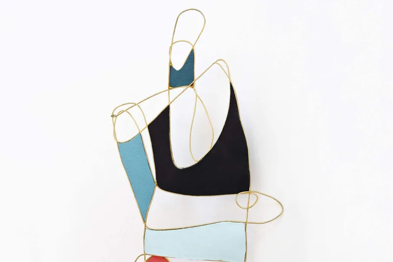 Art installation Femme: 16 sculptures covered in golden paint. — detail photo 21
