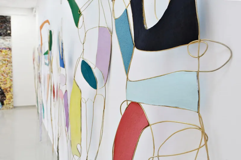 Art installation Femme: 16 sculptures covered in golden paint. — detail photo 22