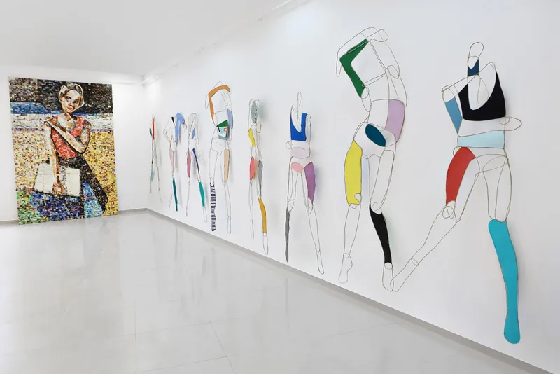 Art installation Femme: 16 sculptures covered in golden paint. — detail photo 23