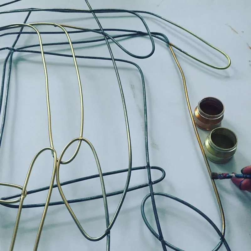 Art installation Femme: 16 sculptures covered in golden paint. — detail photo 7