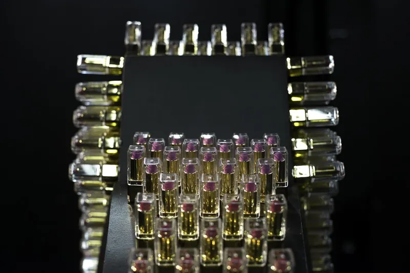 Art object made of contemporary cosmetics 'Courage' — detail photo 18