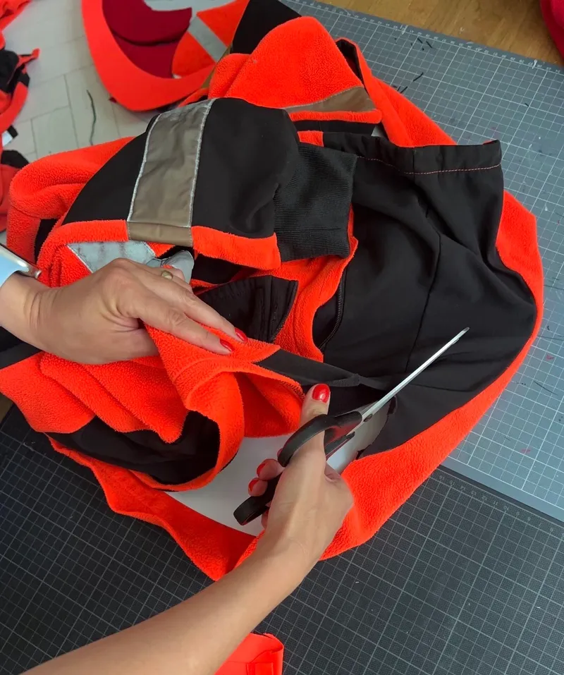 Chance: heart created of paramedics' uniforms — detail photo 11