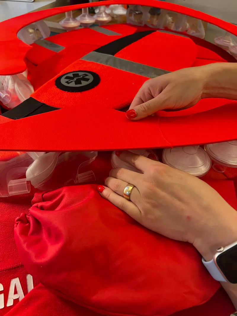 Chance: heart created of paramedics' uniforms — detail photo 12