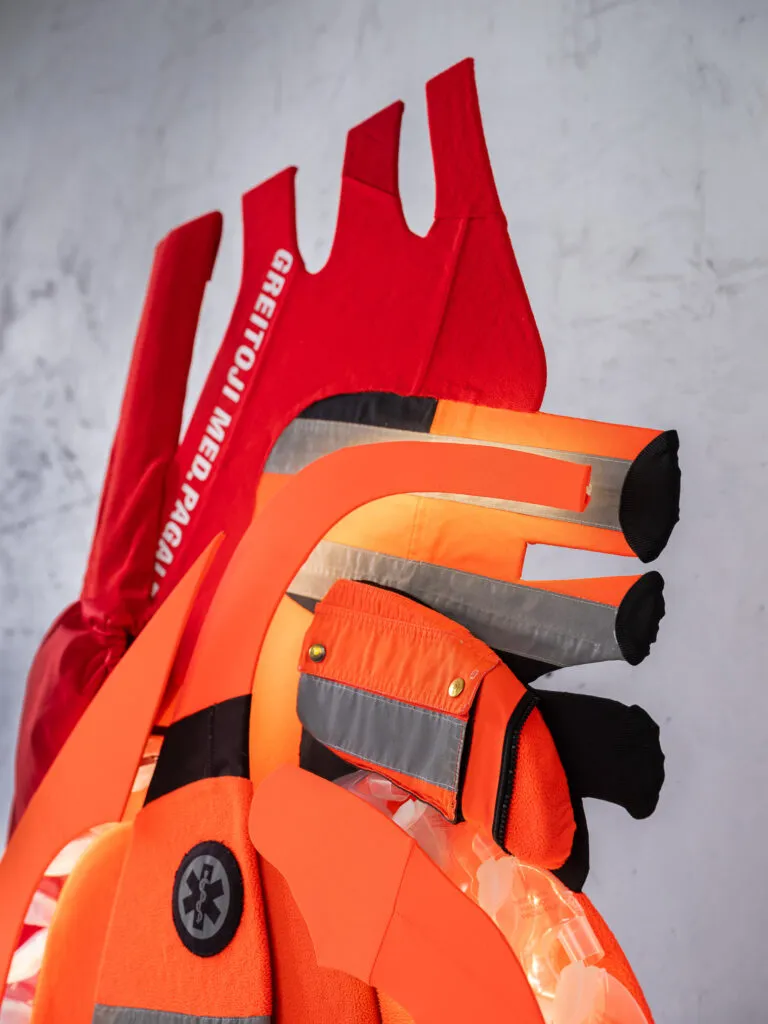 Chance: heart created of paramedics' uniforms — detail photo 3