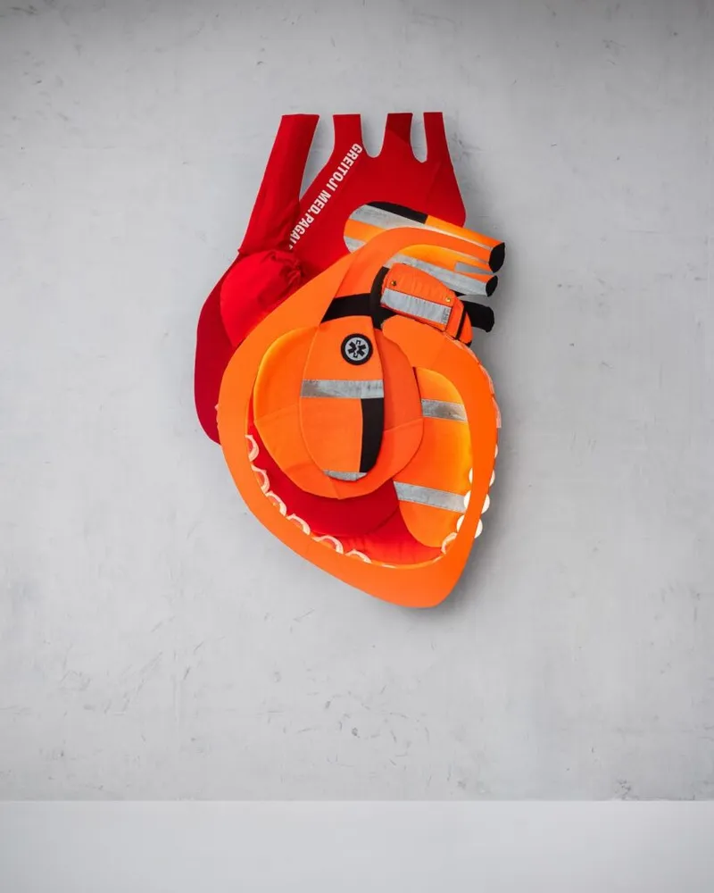 Chance: heart created of paramedics' uniforms — detail photo 4