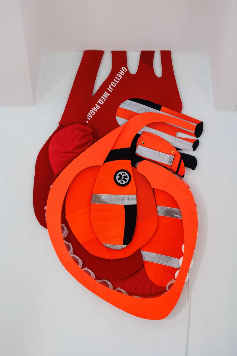 Chance: heart created of paramedics' uniforms — detail photo 6