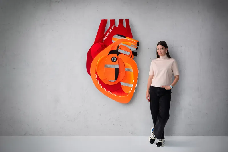 Chance: heart created of paramedics' uniforms — detail photo 8
