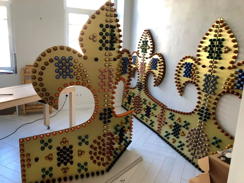 Art installation made from used coffee pods — Crown — detail photo 8