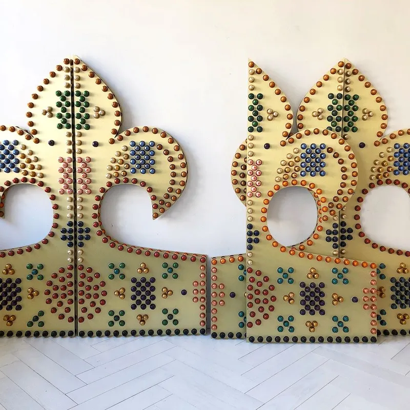 Art installation made from used coffee pods — Crown — detail photo 9