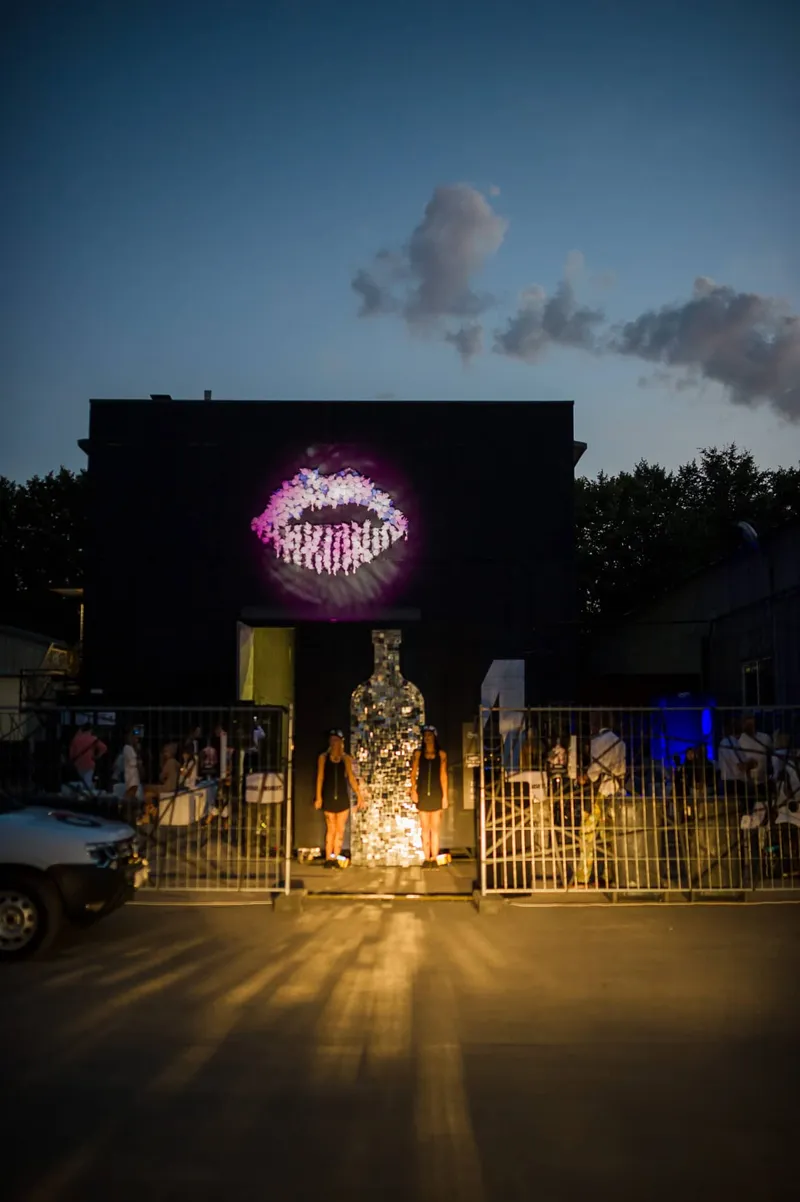 Inflated latex gloves art installation Puffy Lips — detail photo 9