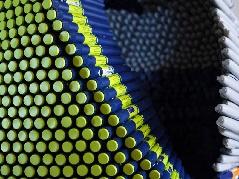 Insulin syringes art sculpture Diabetes — detail photo 7