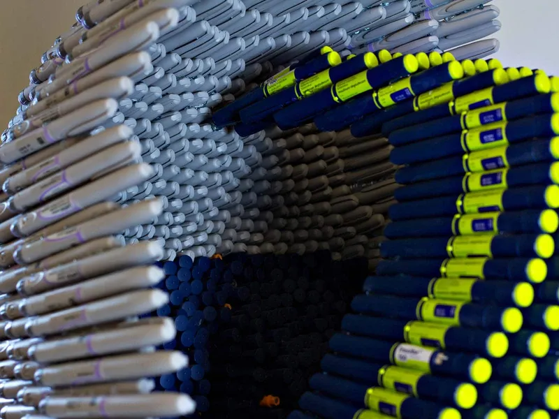 Insulin syringes art sculpture Diabetes — detail photo 8
