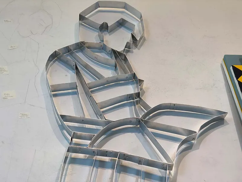 Magazine sculpture Reading Woman — detail photo 6