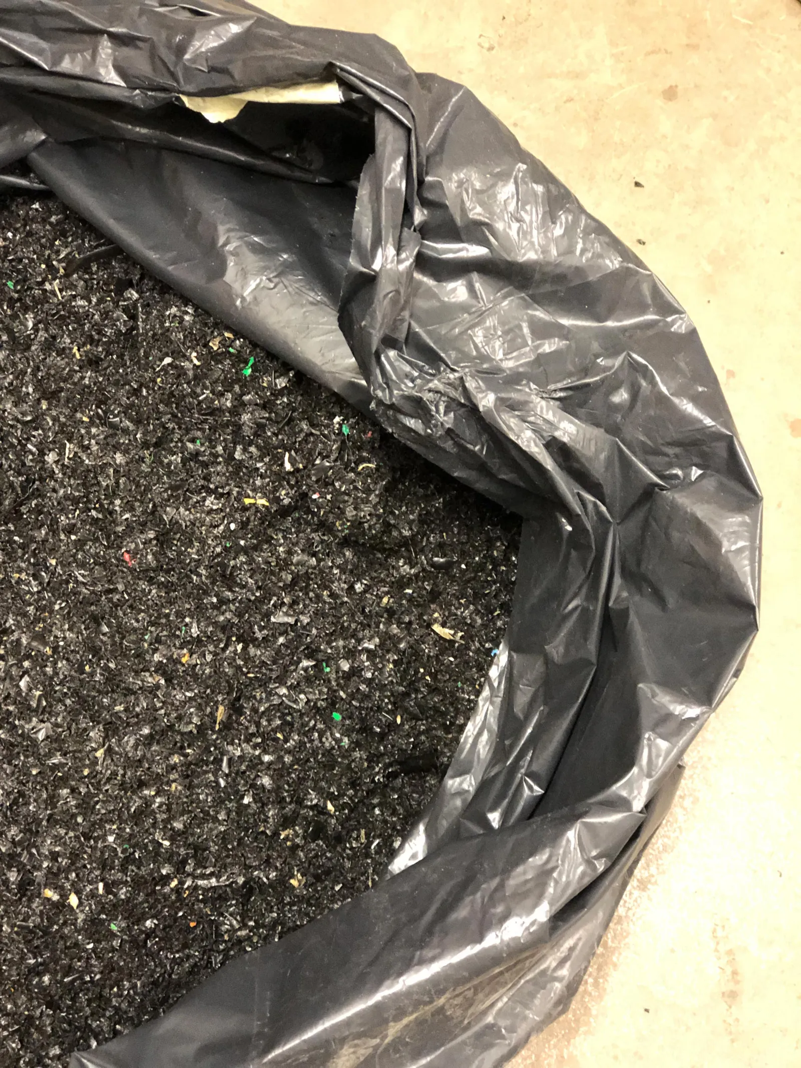 Atliekų menas: moterų veidai iš plastikinių šiaudelių — nuotrauka 4